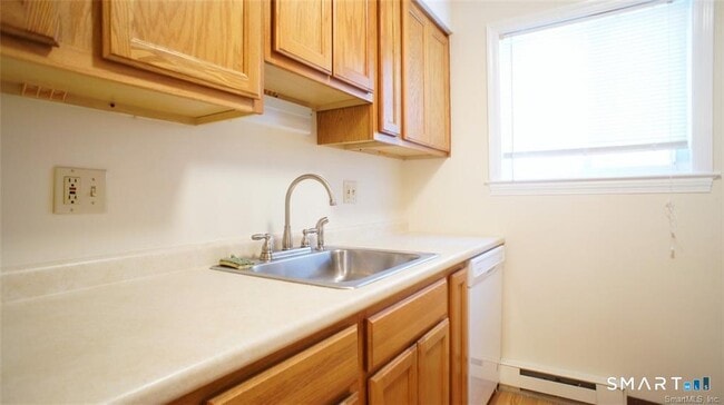 Building Photo - 37 Ferris Ave Unit 4