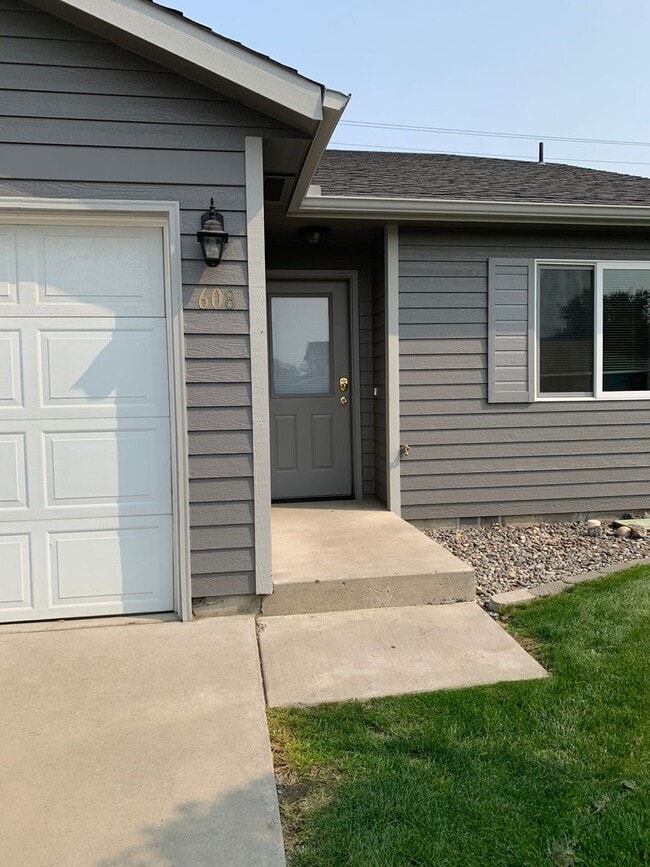 Building Photo - Pross3 Unit 606