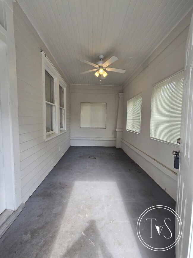 821 W 39th St