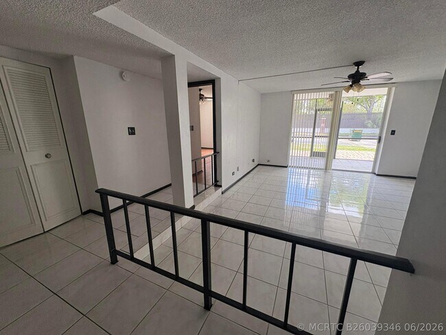 Photo - 3660 Inverrary Dr Unit 1b