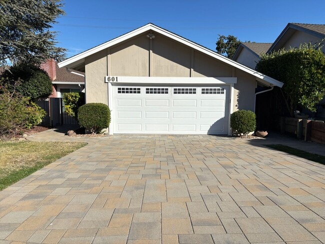Building Photo - Beautiful Modern Single Family Home in the...