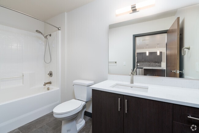 1BR, 1BA - 667SF - bathroom