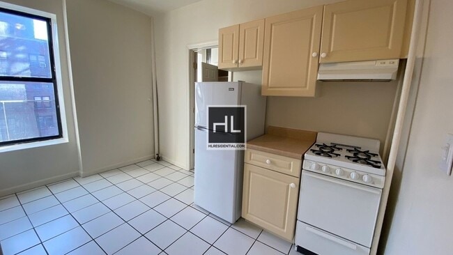 Building Photo - YORK AVENUE Unit 5B