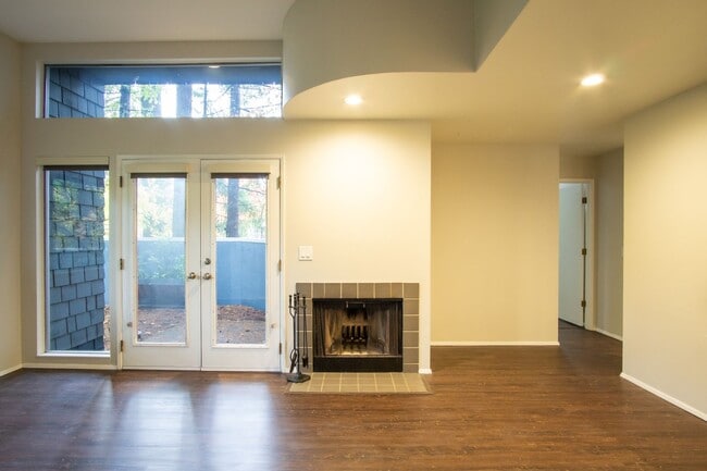 Photo - Fantastic Lake Oswego 1Bdr w/Fireplace, Dishwasher, W/D & Patio! Unit 4701-B