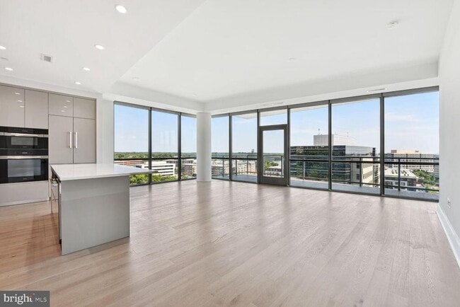 Photo - 7887 Jones Branch Dr Unidad 902