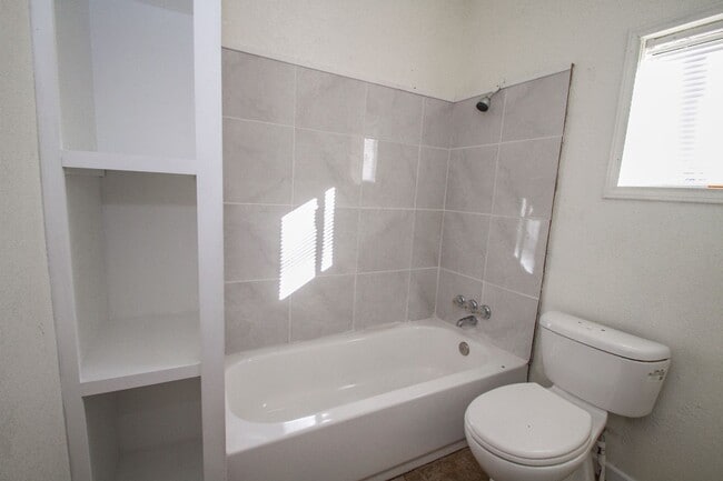 Building Photo - 924 St James St Unit 1
