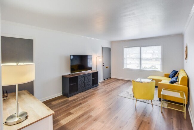 Photo - Charming Furnished 2BR/1BA in Midtown Sava... Unit 23 Berkley  2