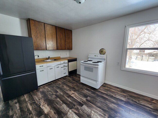 Photo - Darling remodeled 2 bdrm house w/ fenced y...