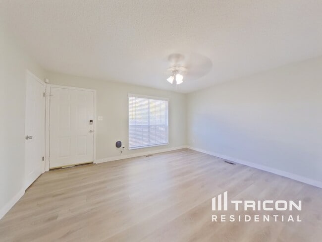 Photo - 2935 Clarendon Dr