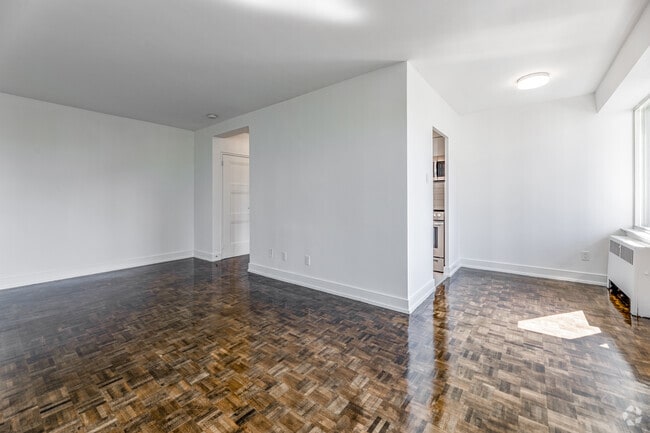 1BR, 1BA - 647SF - Dining Room/Living Room