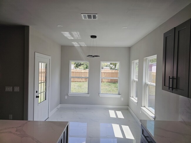Photo - 615 Lettie St