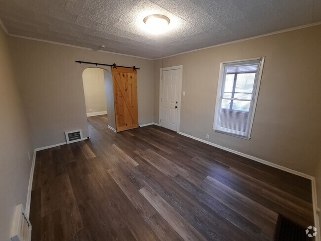 Building Photo - 3 Bedroom, 1 Bathroom Home with additional...