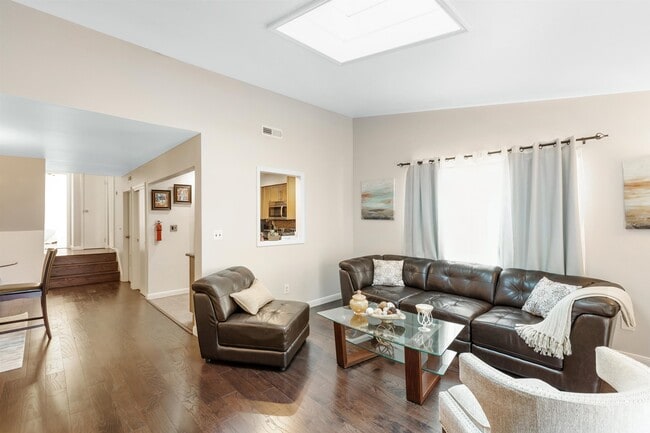 Building Photo - 6405 Liberty Ave Unit 5J