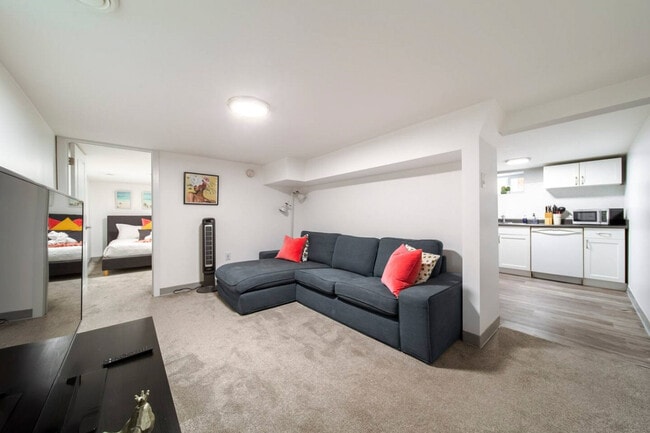 Building Photo - 11333-11389 89 St NW