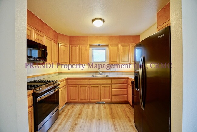 Building Photo - Wood burning fireplace in this updated 2 b... Unit Apt 2