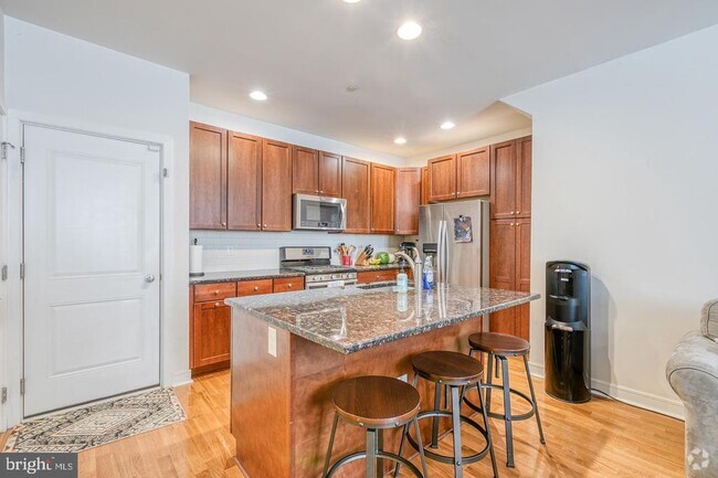 Building Photo - 2403 Bainbridge St Rental