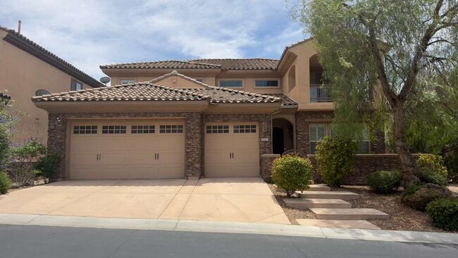 Building Photo - A Perfect Blend of Luxury, Comfort & Style