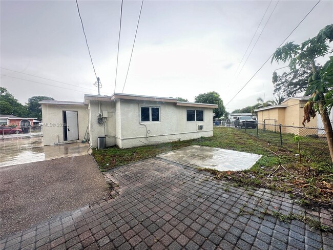 Building Photo - 2348 NW 15th St Rental
