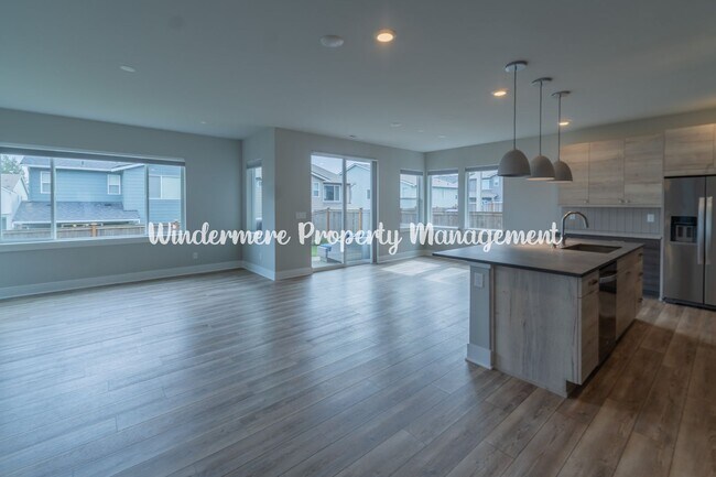 Photo - Stunning and spacious 5 bed in McCormick Village!