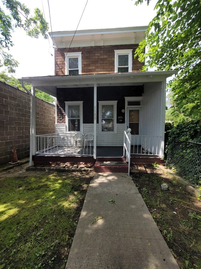 Building Photo - 1139 Lansdowne Ave Rental