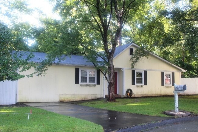 Building Photo - Cute 3 Bed 2 Bath!