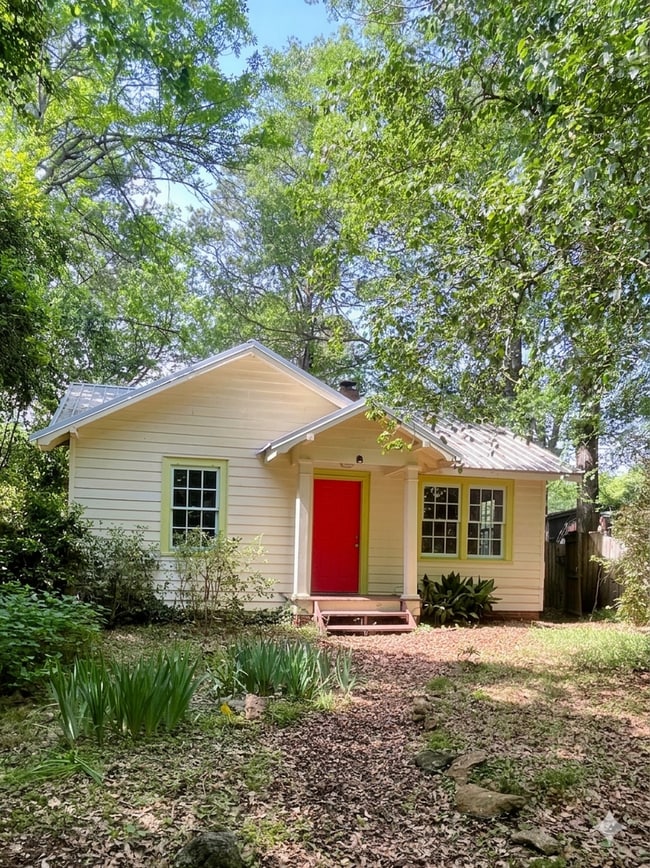 Building Photo - Adorable 2 bed 1 bath cottage with large yard and lots of privacy