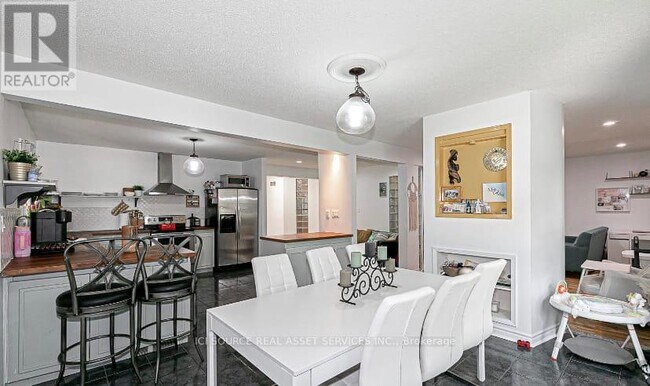 Photo - 7698 Kipling Ave