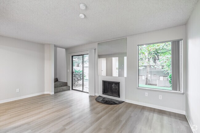 3 habitaciones, 1,5 baños - 1130 pies cuadrados - Sala de estar - Trailwood Apartment Homes