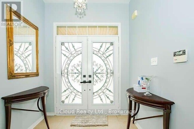 Photo - 81 Crown Victoria Dr