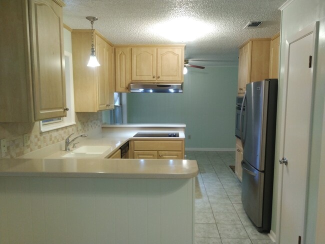 Photo - 1407 Plough St