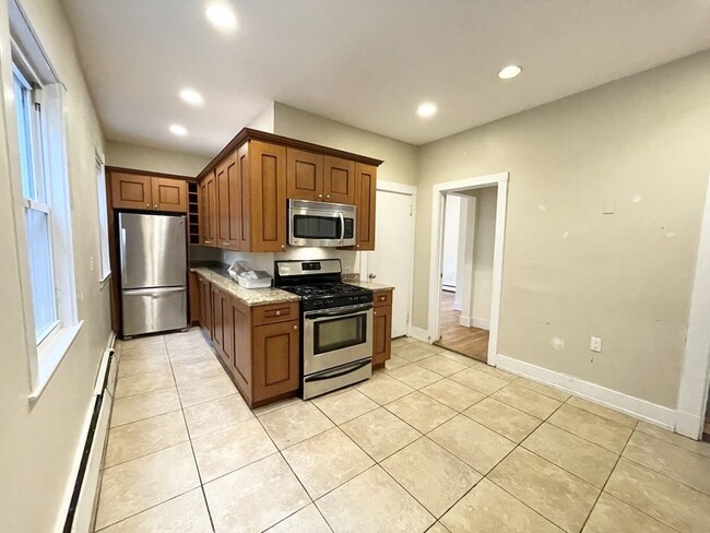 Building Photo - 72 Calumet St Unit 2