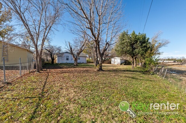 Photo - Cute 3 bedroom house near shopping, restaurants, and easy highway access!