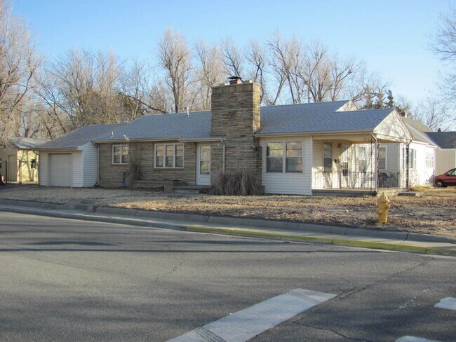 Nice 3 Bedroom Home on a Corner Lot - Nice 3 Bedroom Home on a Corner Lot