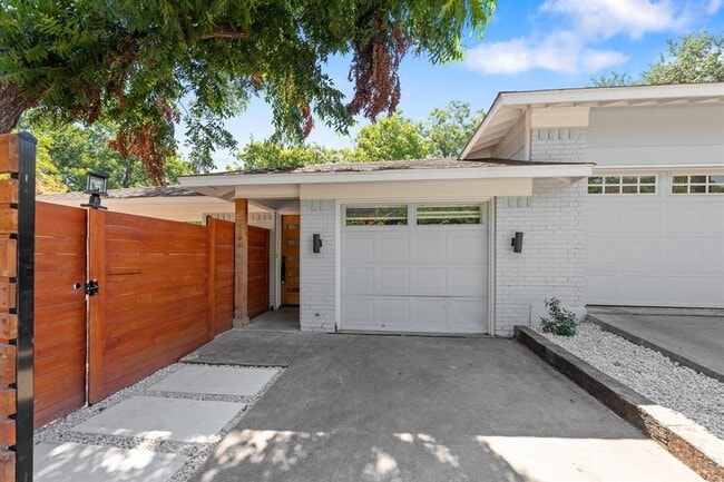 8405 Georgian Dr