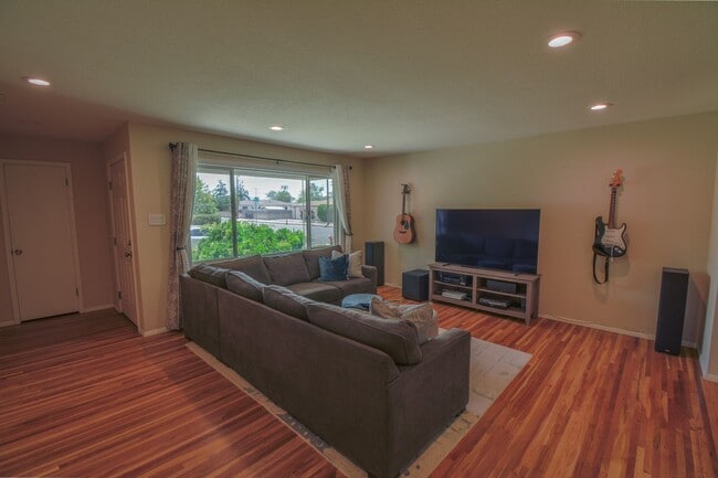 Photo - 9501 Arvilla Ave NE