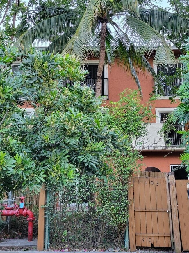 Building Photo - 1611 SW 2nd Ct Unit A103