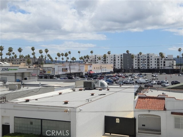 Building Photo - 14537 Archwood St Unit 301