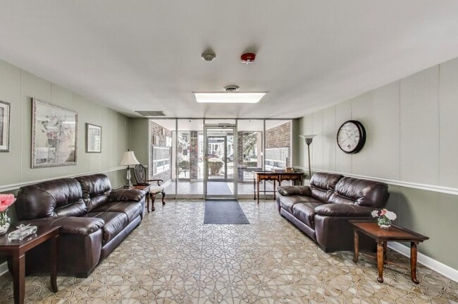 Vestíbulo del edificio y buzón de correo - 110 S Dunton Ave Unidad 3C