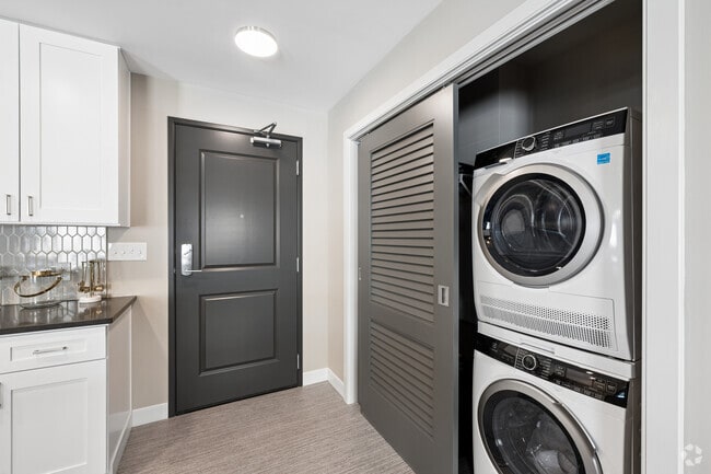 A17 1BR, 1BA w/Den - 921SF - Laundry