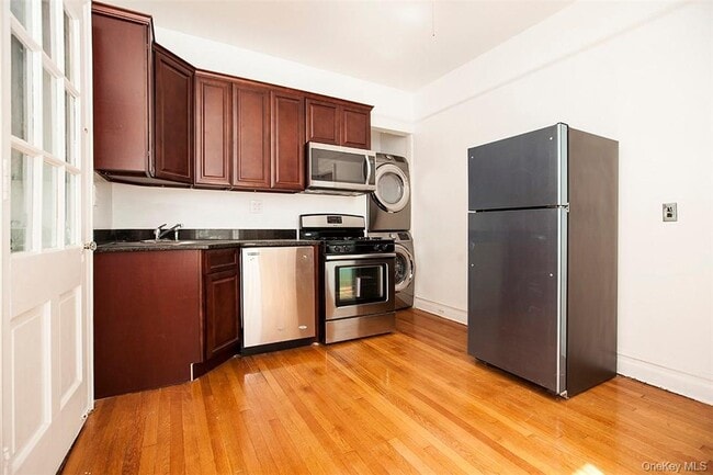 Photo - 568 W 261st St Unidad 2