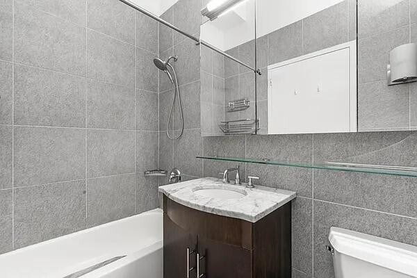 Photo - 80 John St Unit 11E