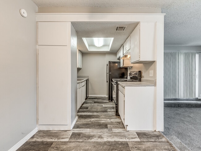 Fairfax Apartments - Kitchen