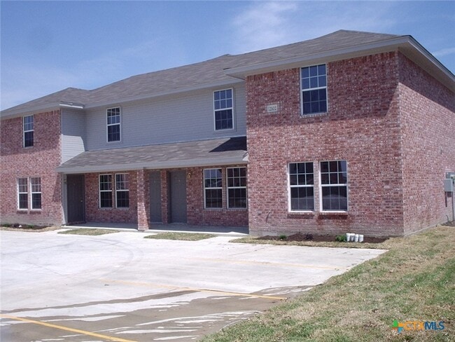 Building Photo - 2102 Tahoe Ct Unit B