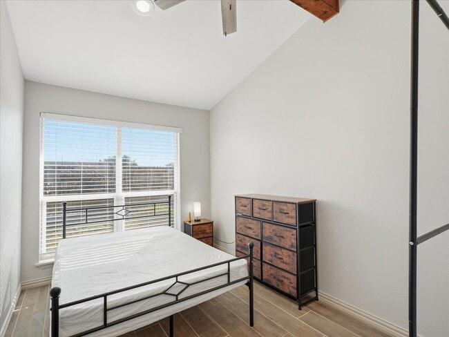 Photo - 7010 Lakeshore Dr