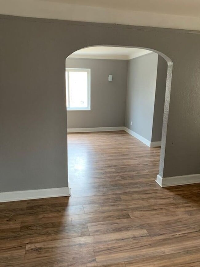 Stop- Wait a Minute ! Beautifully updated upper 2 bedroom flat - Section 8 Accepted