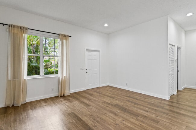 Photo - 1071 Bluewood Terrace