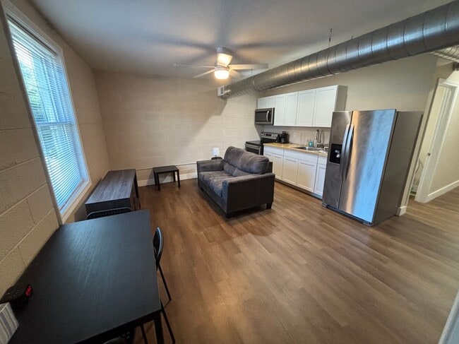 Photo - 637 Washington St