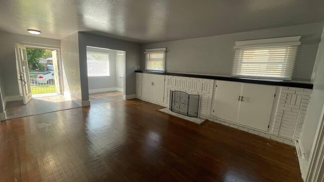 Building Photo - 835 E Weldon Ave Rental