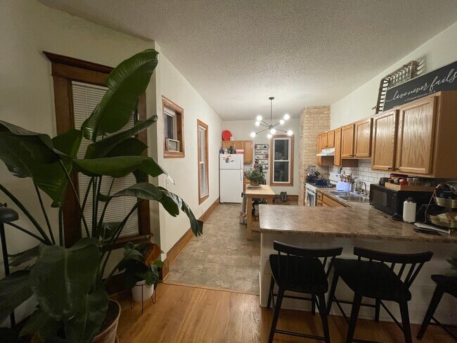 Foto principal - 2310 Polk St NE