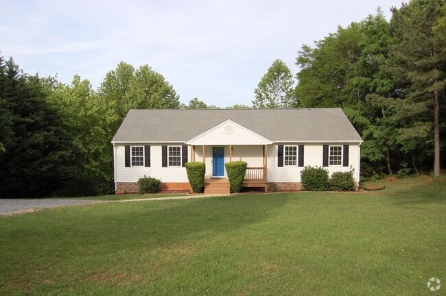 Building Photo - 3 Bedroom Home in Forest